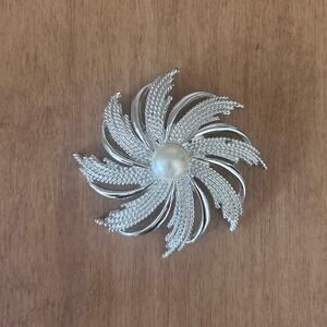 Sarah Coventry Silver Toned + Faux Pearl Brooch 2.5 x 2.5 inch old money classic